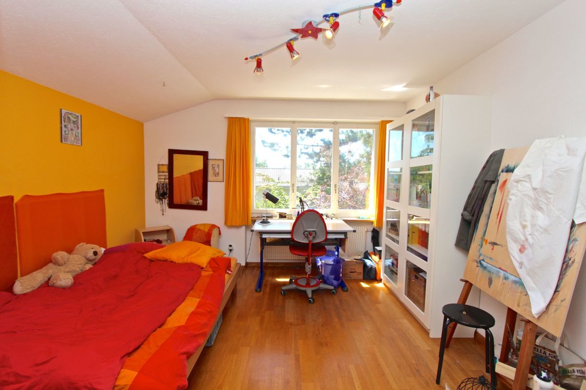 Kinderzimmer mit Schreibtisch und Bett