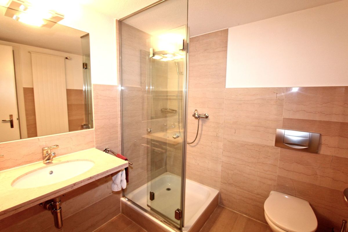 Modernes Badezimmer mit Dusche und WC
