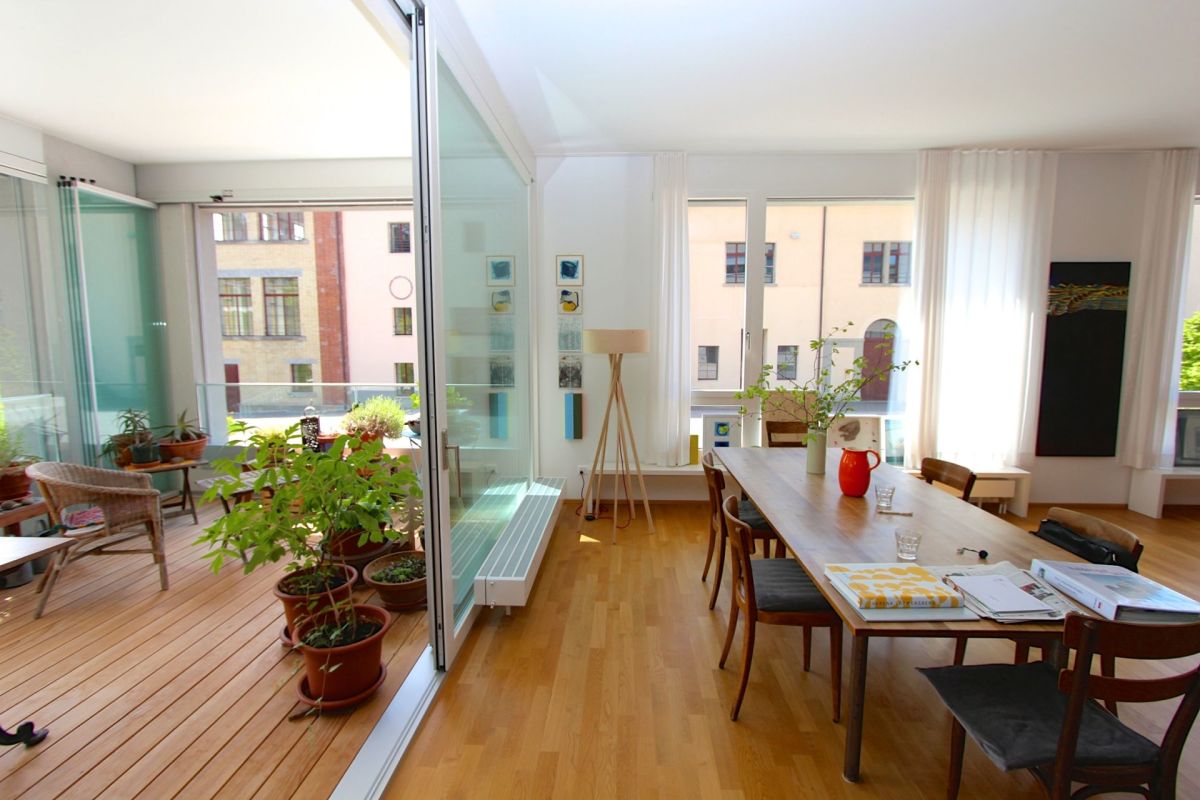 Heller Wohn- und Essbereich mit Balkon