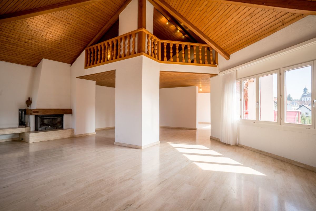 Großer Wohnraum mit Galerie und Kamin
