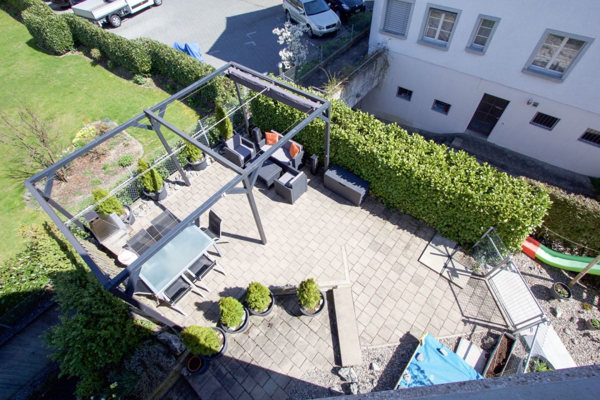 Drohnenblick auf Terrasse und Garten