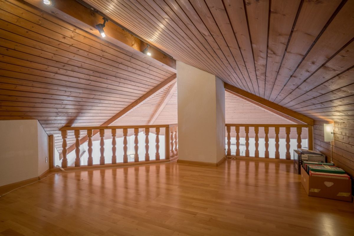 Ausgebauter Dachboden mit Holzverkleidung