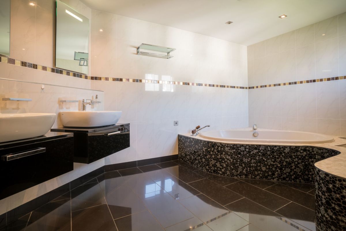 Modernes Badezimmer mit freistehender Wanne und Doppelwaschbecken