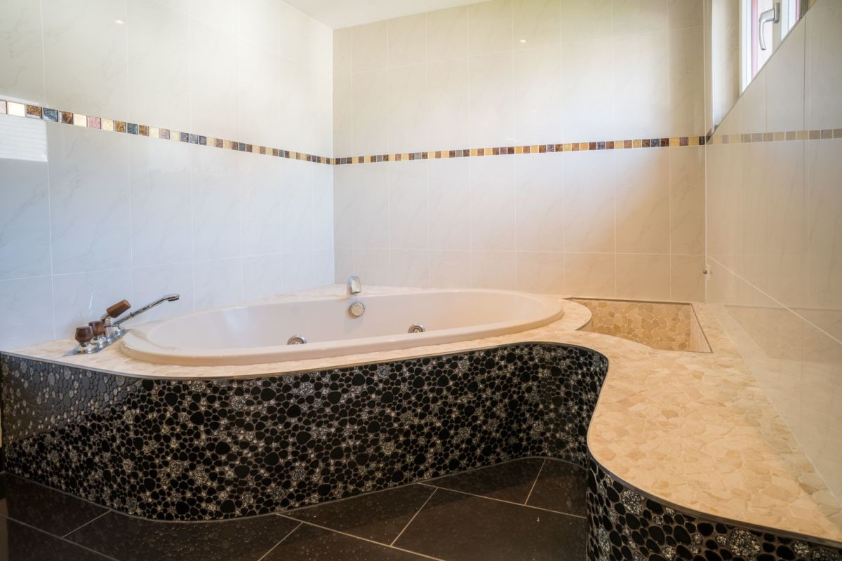 Badezimmer mit eingelassener Badewanne