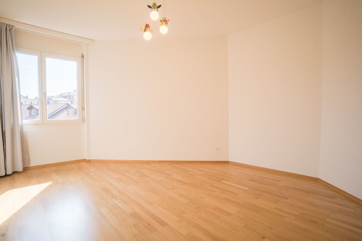 Leerer heller Raum mit Parkettboden