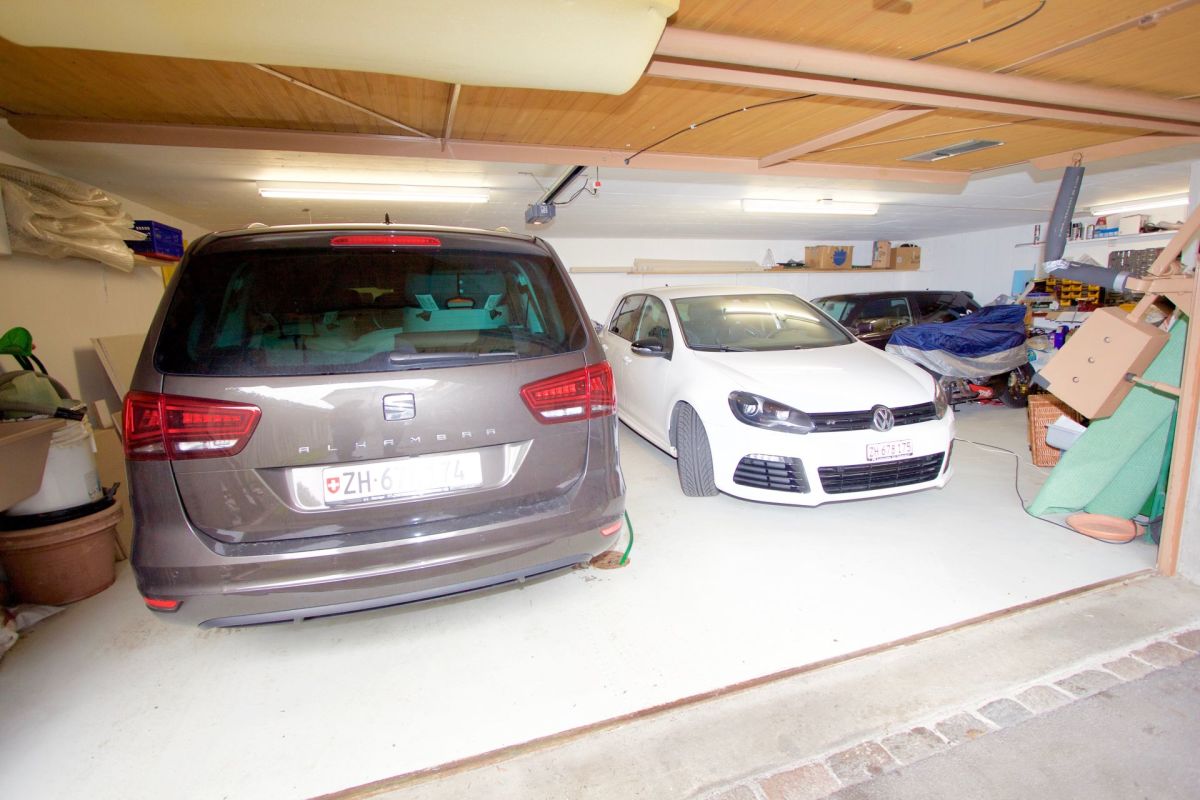 Garage mit geparkten Fahrzeugen