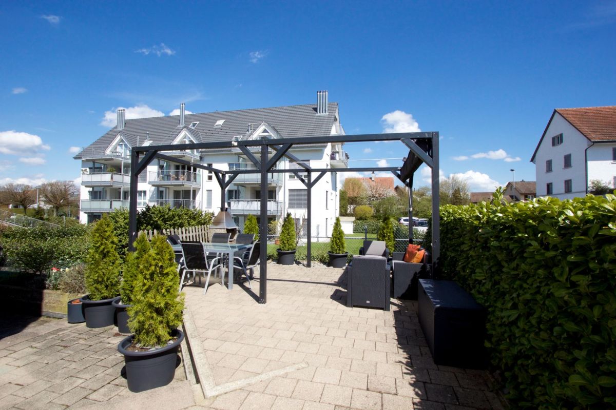 Terrasse mit Pergola und Sitzgruppe