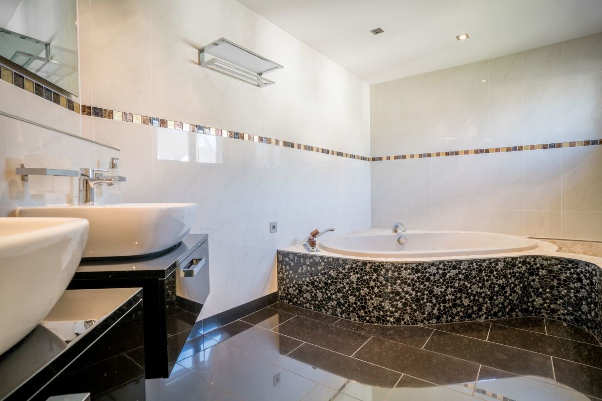 Modernes Badezimmer mit Whirlpool und Doppelwaschbecken