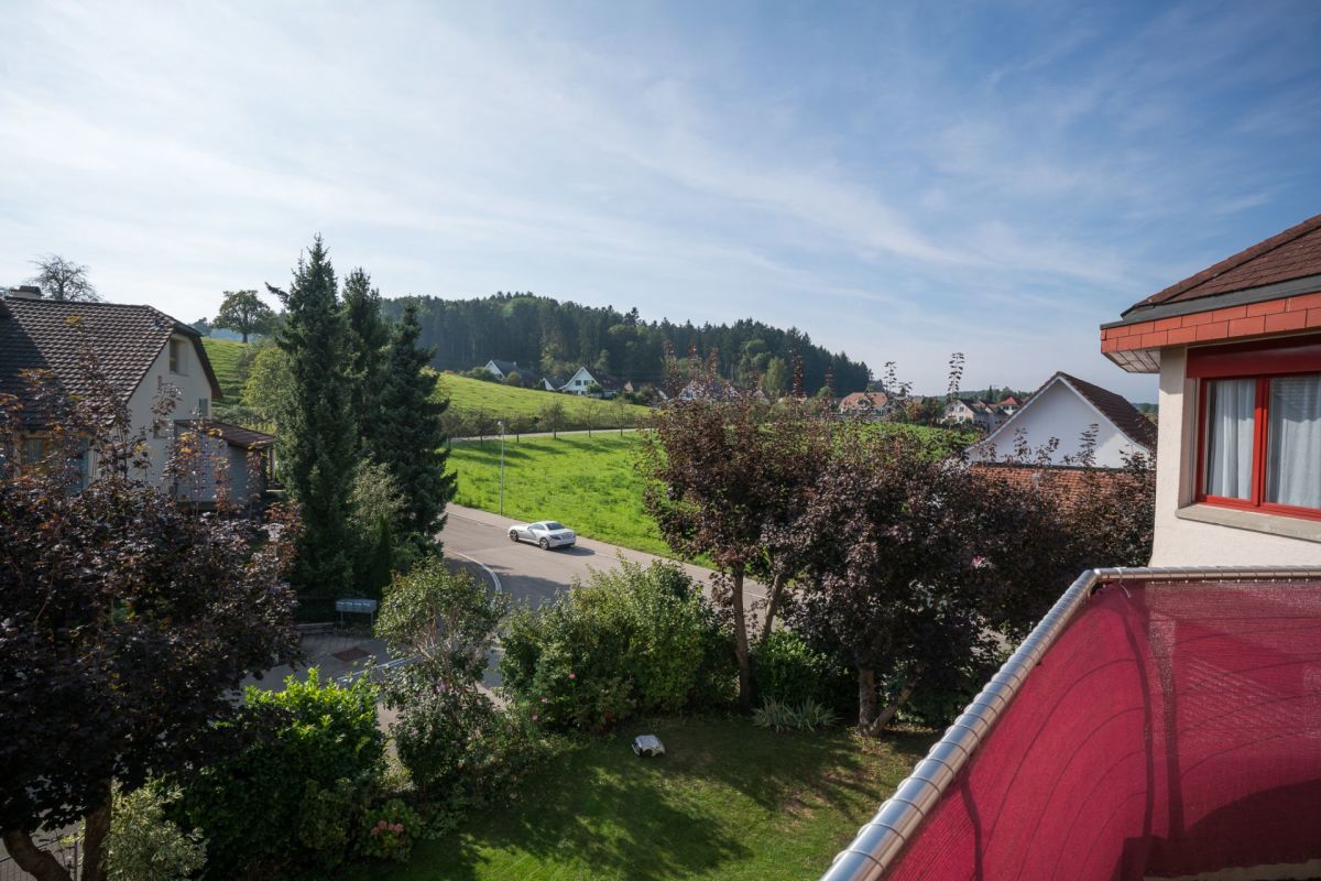 Balkon- bzw. Ausblick über eine grüne Wohnlage