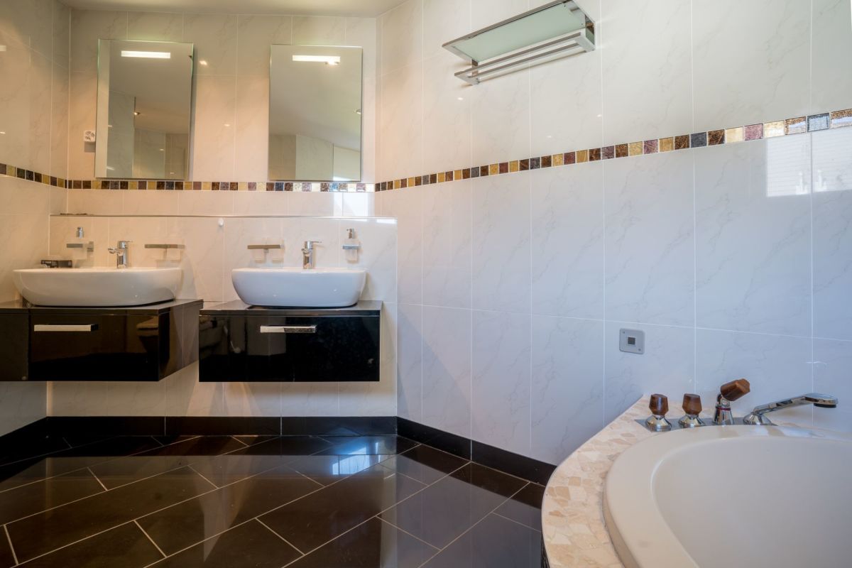 Modernes Badezimmer mit Doppelwaschtisch und Badewanne