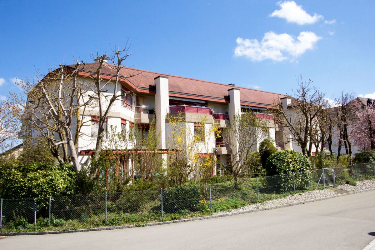 Mehrfamilienhaus mit Satteldach und Balkonen