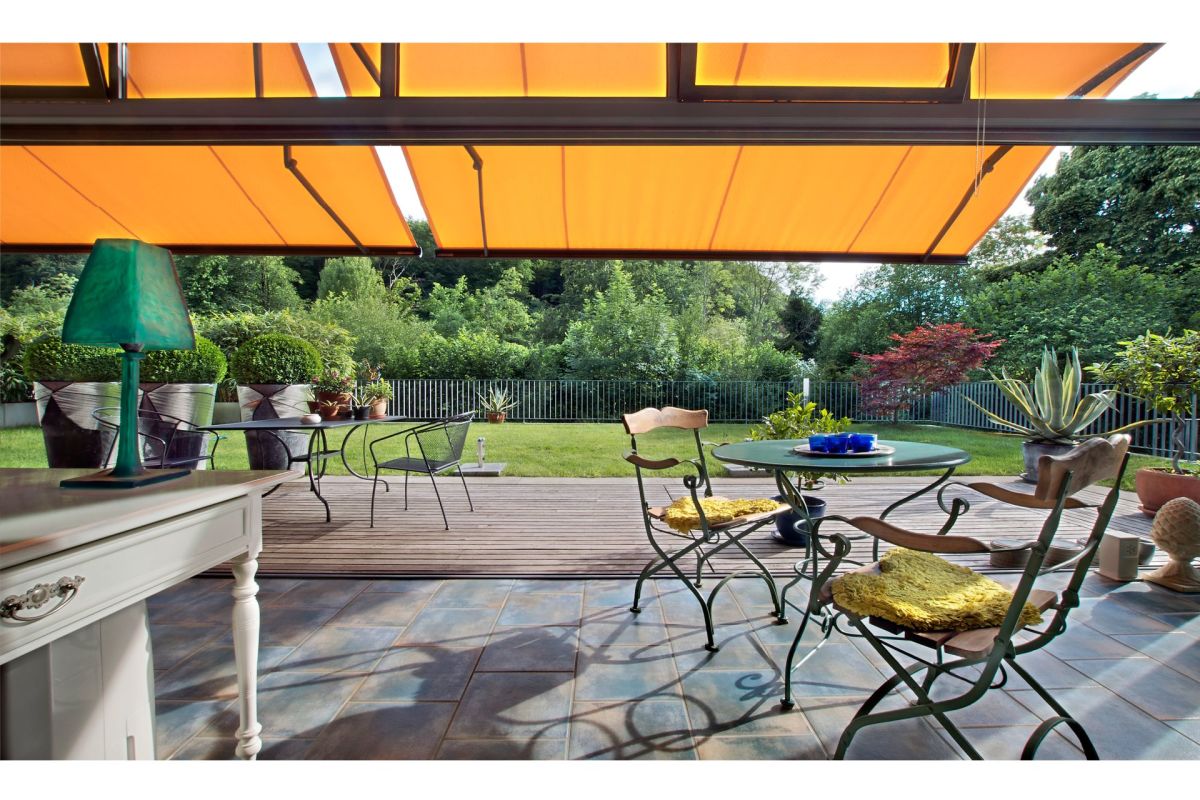 Überdachte Terrasse mit Gartenblick