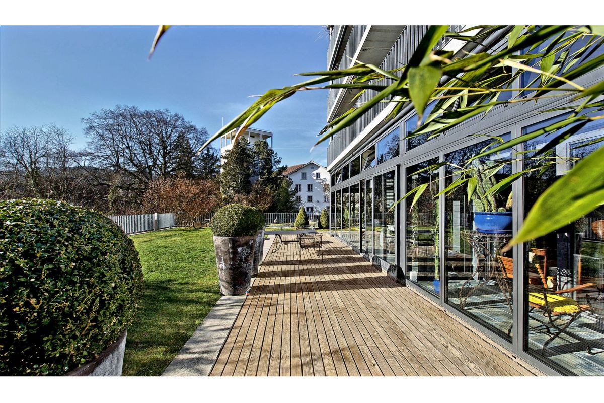 Terrasse am modernen Gebäude mit Gartenblick