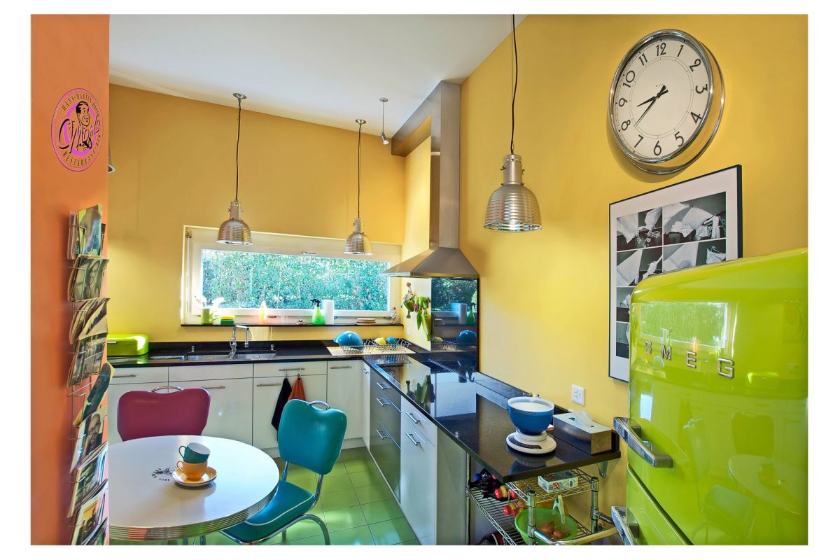 Bunte Küche mit Retro-Kühlschrank