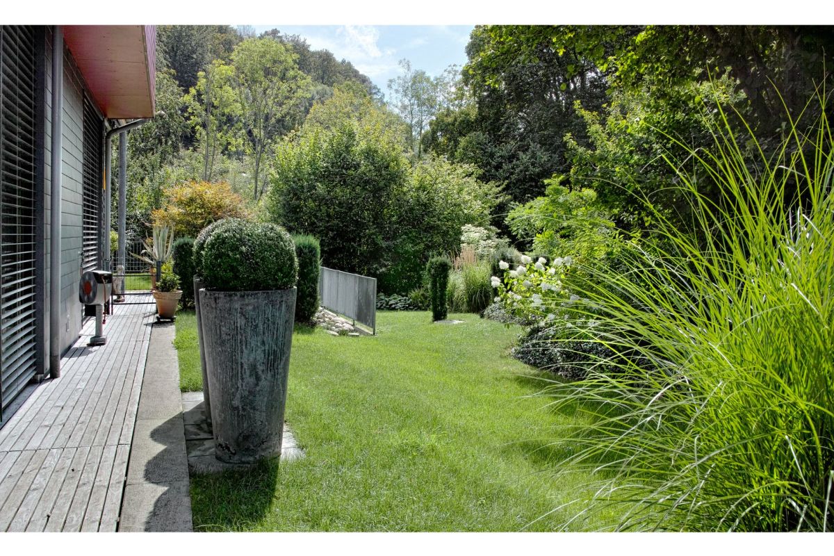 Garten mit Holzdeck und Terrasse