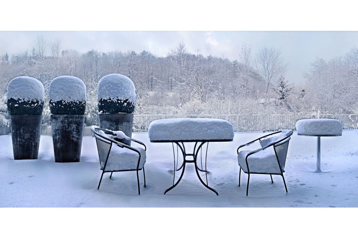 Verschneite Terrasse mit Sitzgruppe
