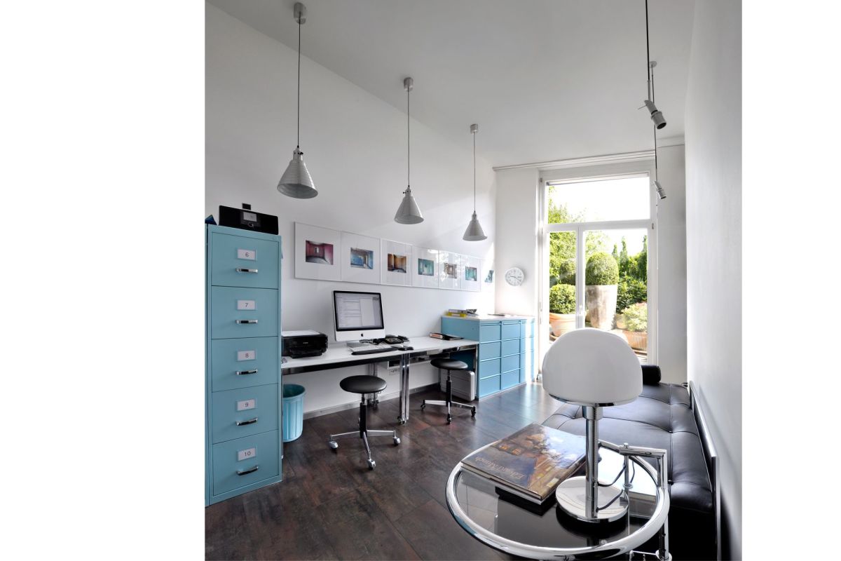 Modernes Büro mit Tageslicht