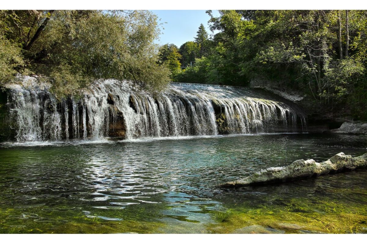Natürlicher Wasserfall im Wald
