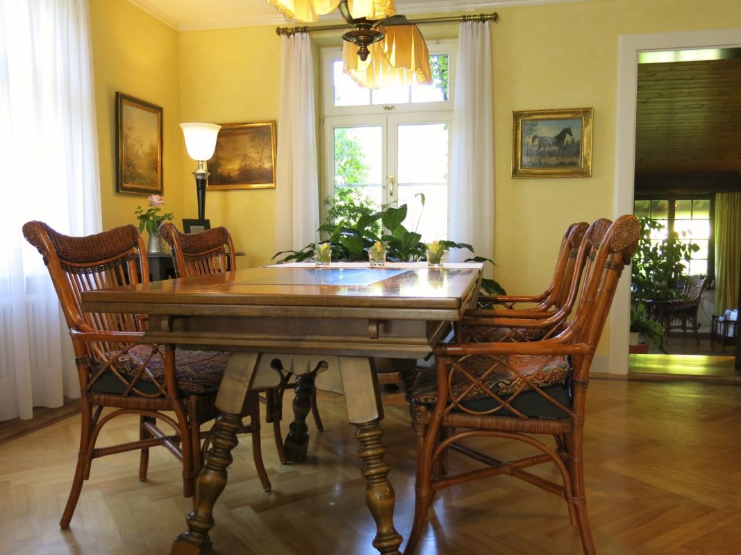 Esszimmer mit Holz- und Rattanmöbeln