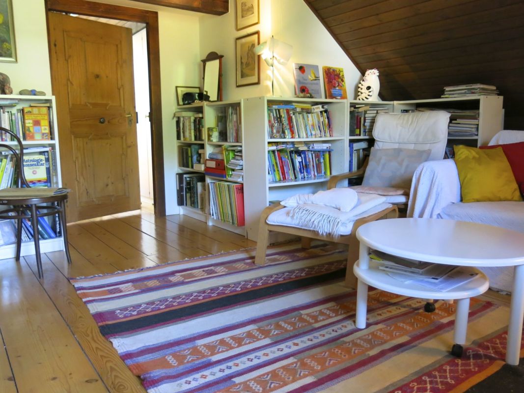Gemütliches Dachgeschoss-Wohnzimmer mit Büchern und Sitzbereich