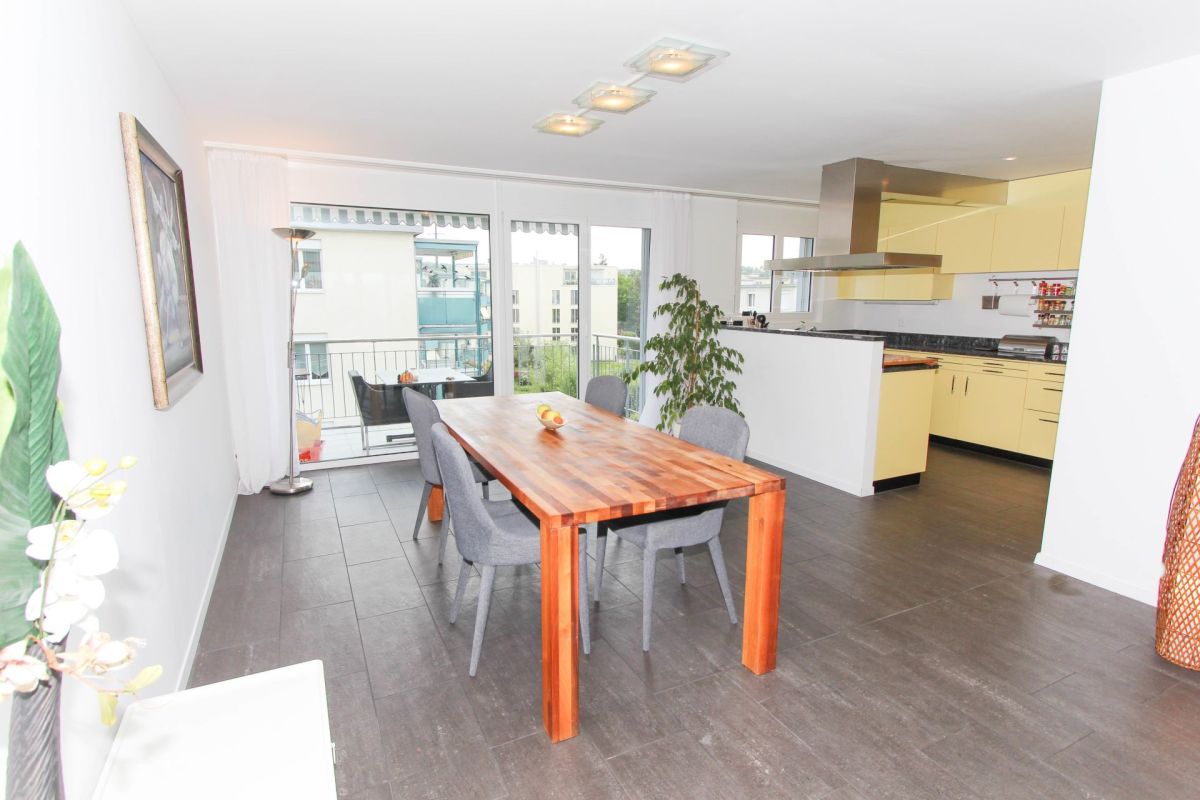 Offener Wohn- und Essbereich mit Balkon und Küche