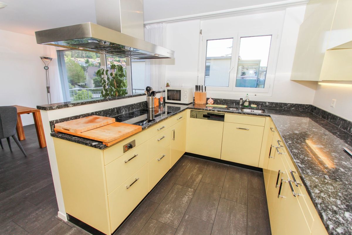 Helle, moderne Küche mit Fensterblick