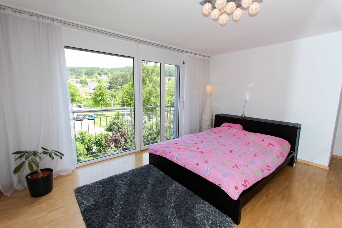 Modernes Schlafzimmer mit Balkonblick