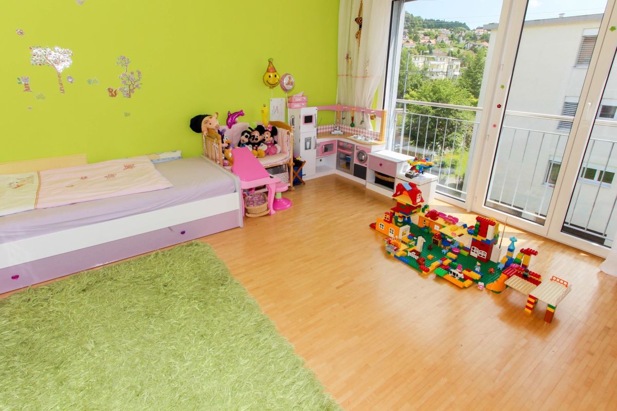Kinderzimmer mit Balkonblick