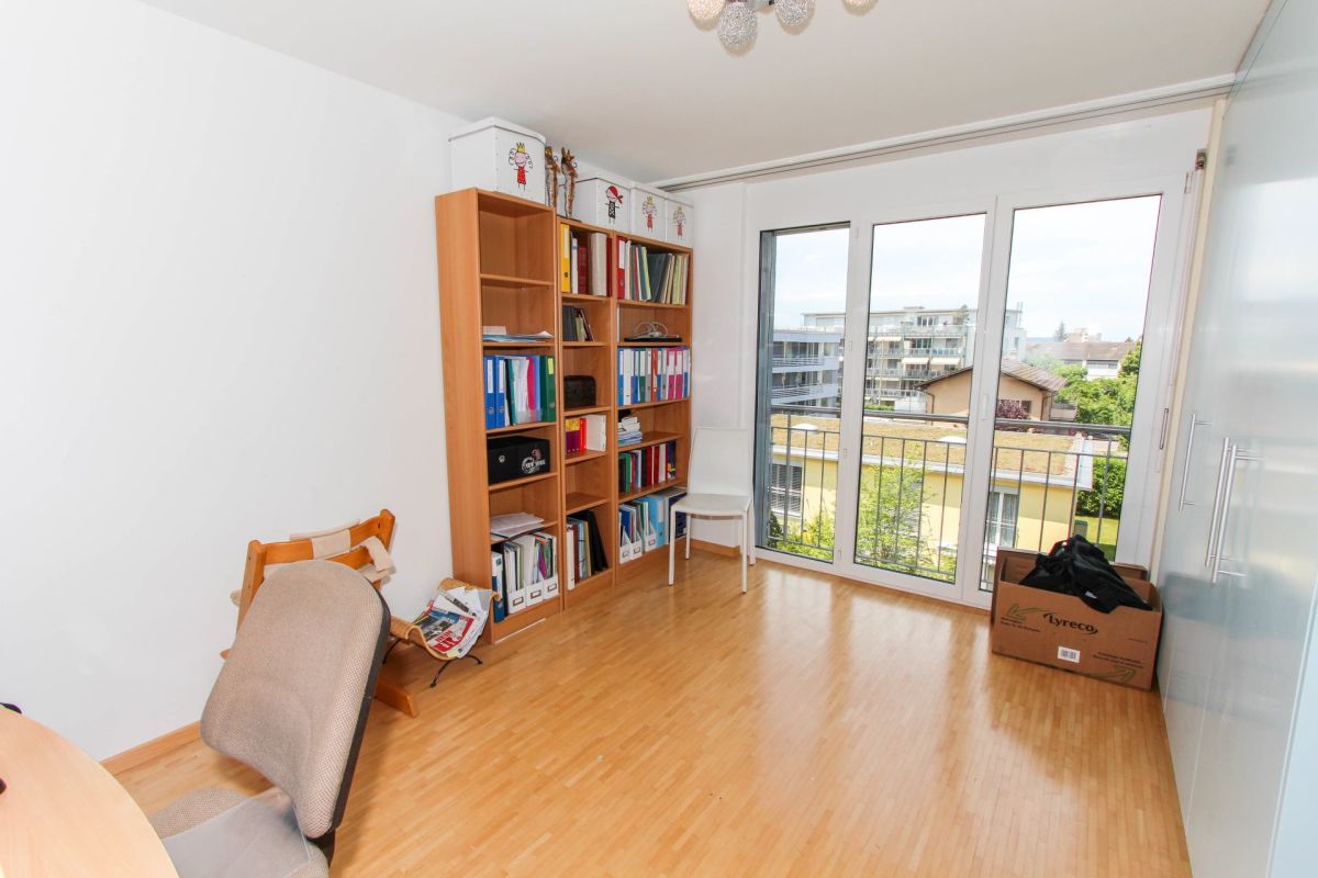 Heller Wohnraum mit Balkon und Blick ins Grüne