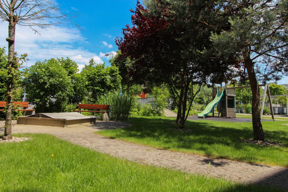 Spielplatz mit Grünfläche