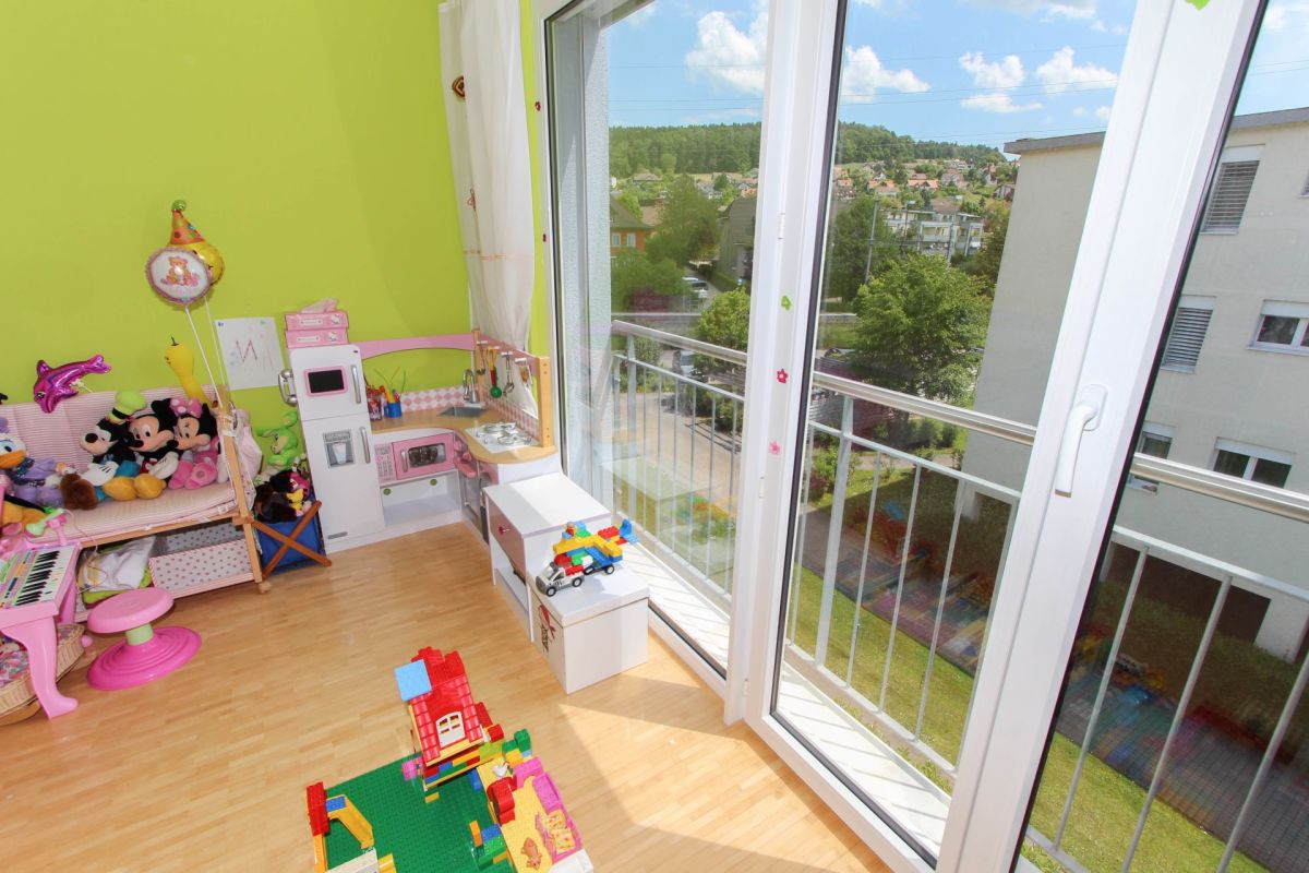 Kinderzimmer mit Balkonblick