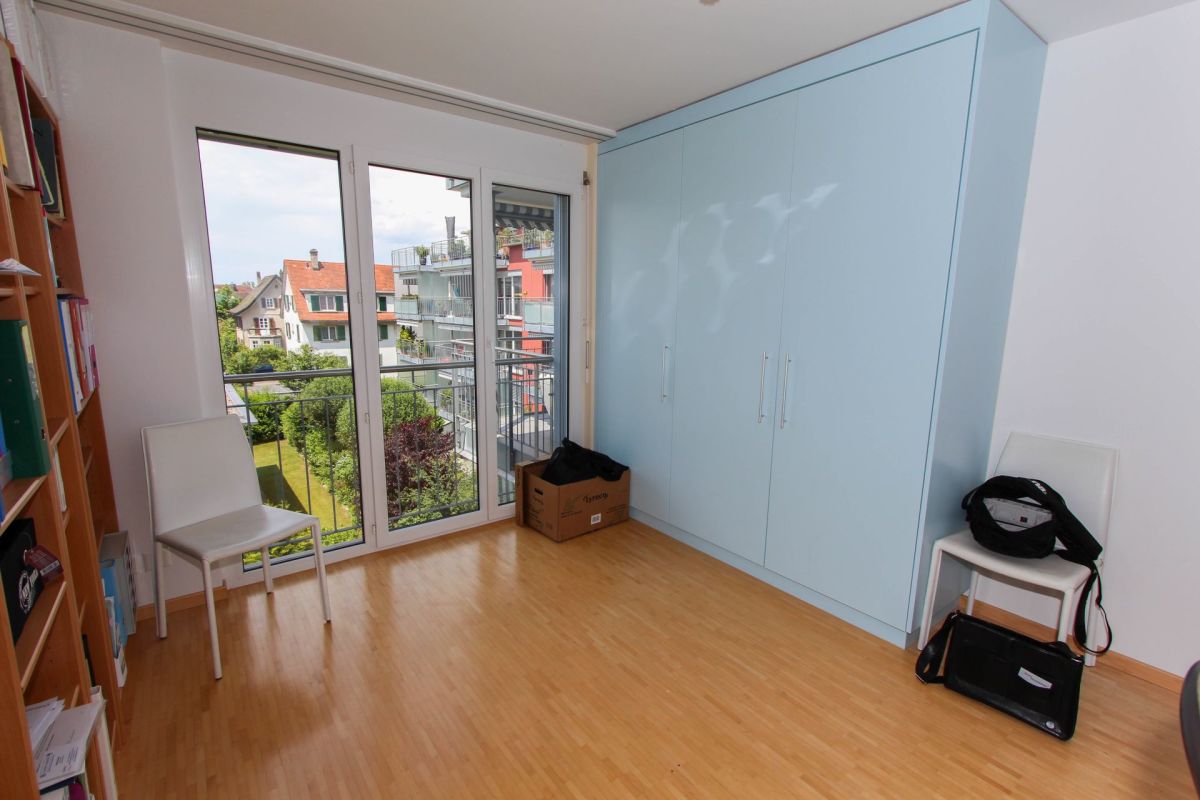 Helles Zimmer mit Balkonblick und Einbauschrank