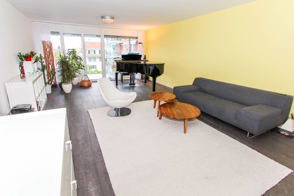 Wohn-Esszimmer mit Klavier