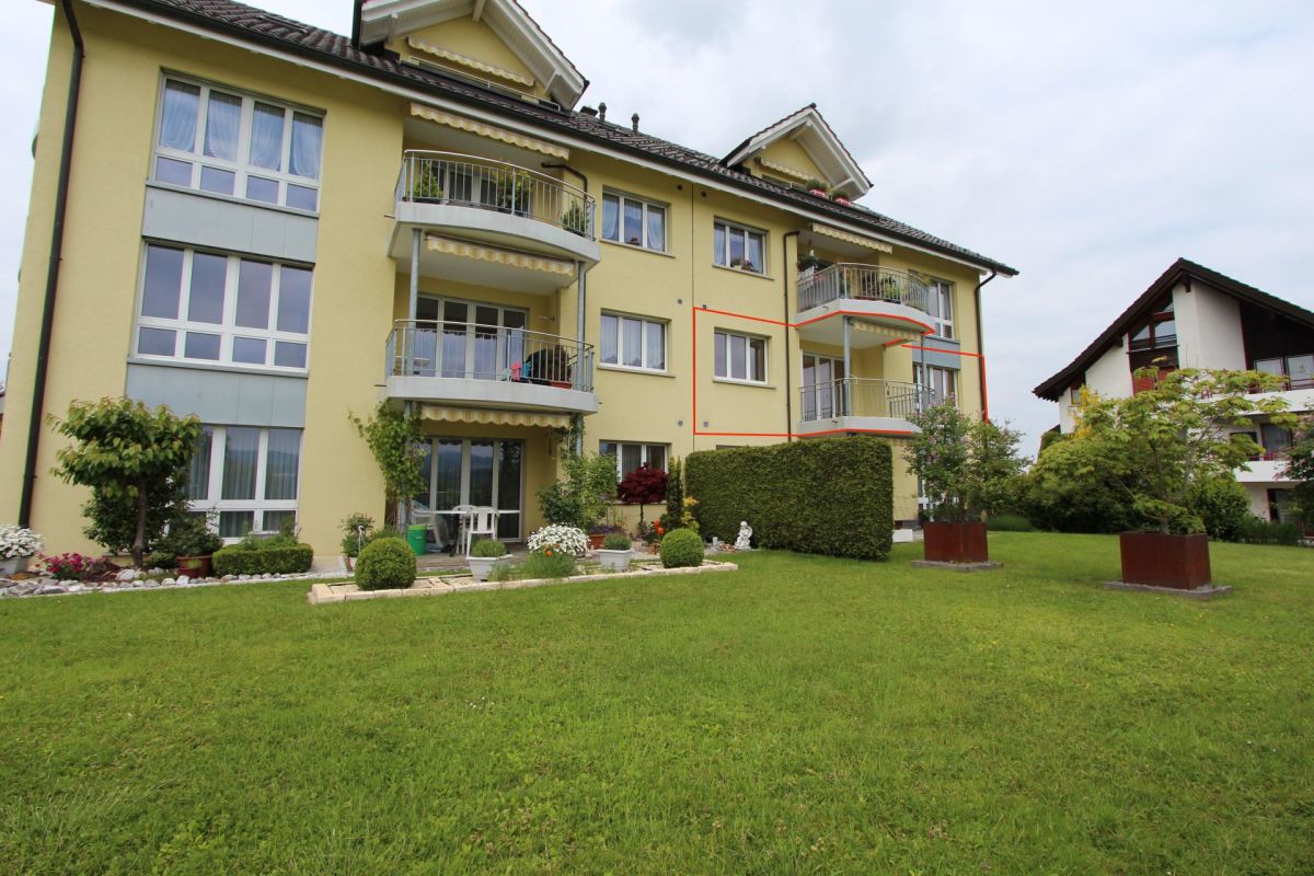 Mehrfamilienhaus mit Balkonen und Garten
