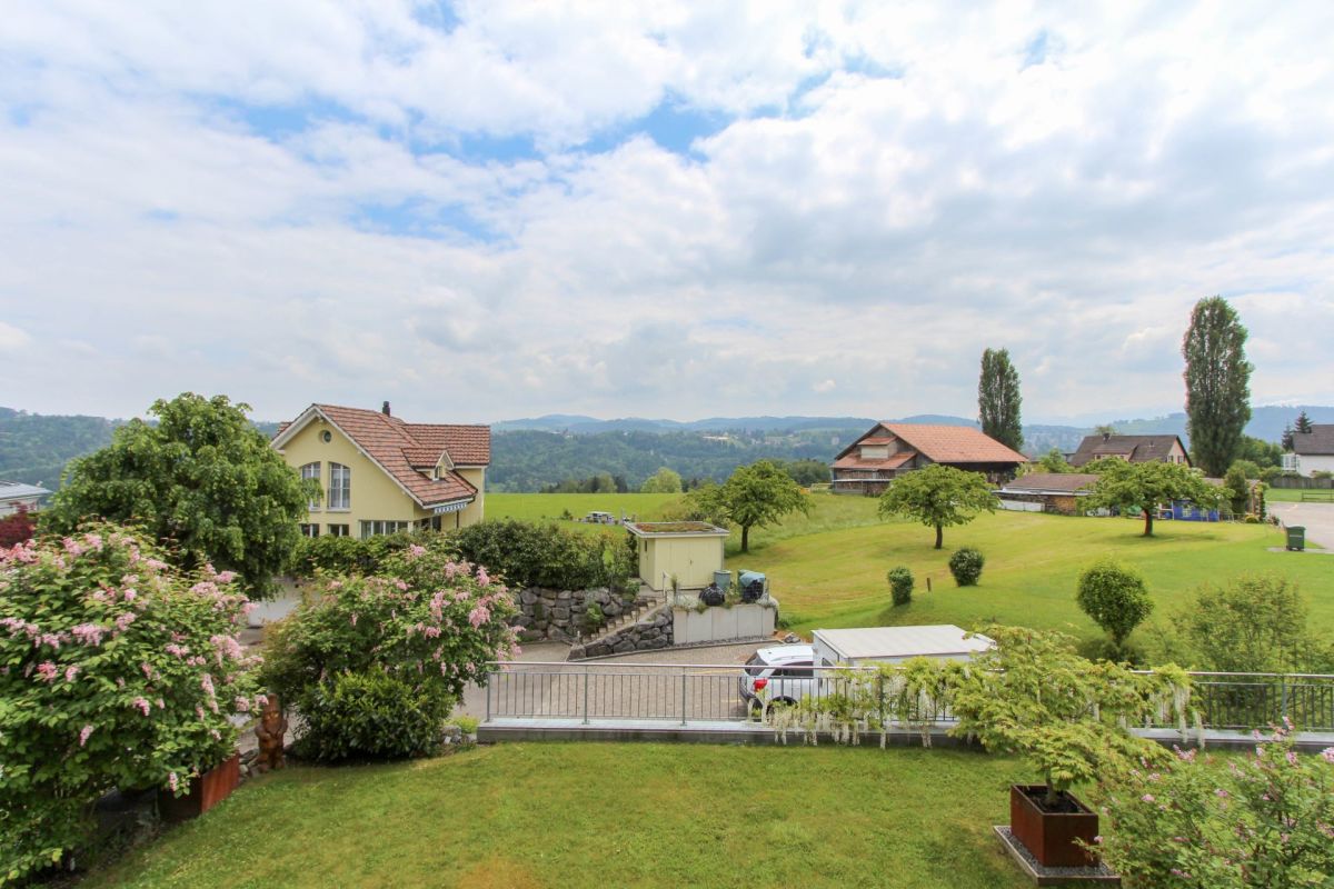 Ländlicher Ausblick mit Garten und Nachbarhäusern