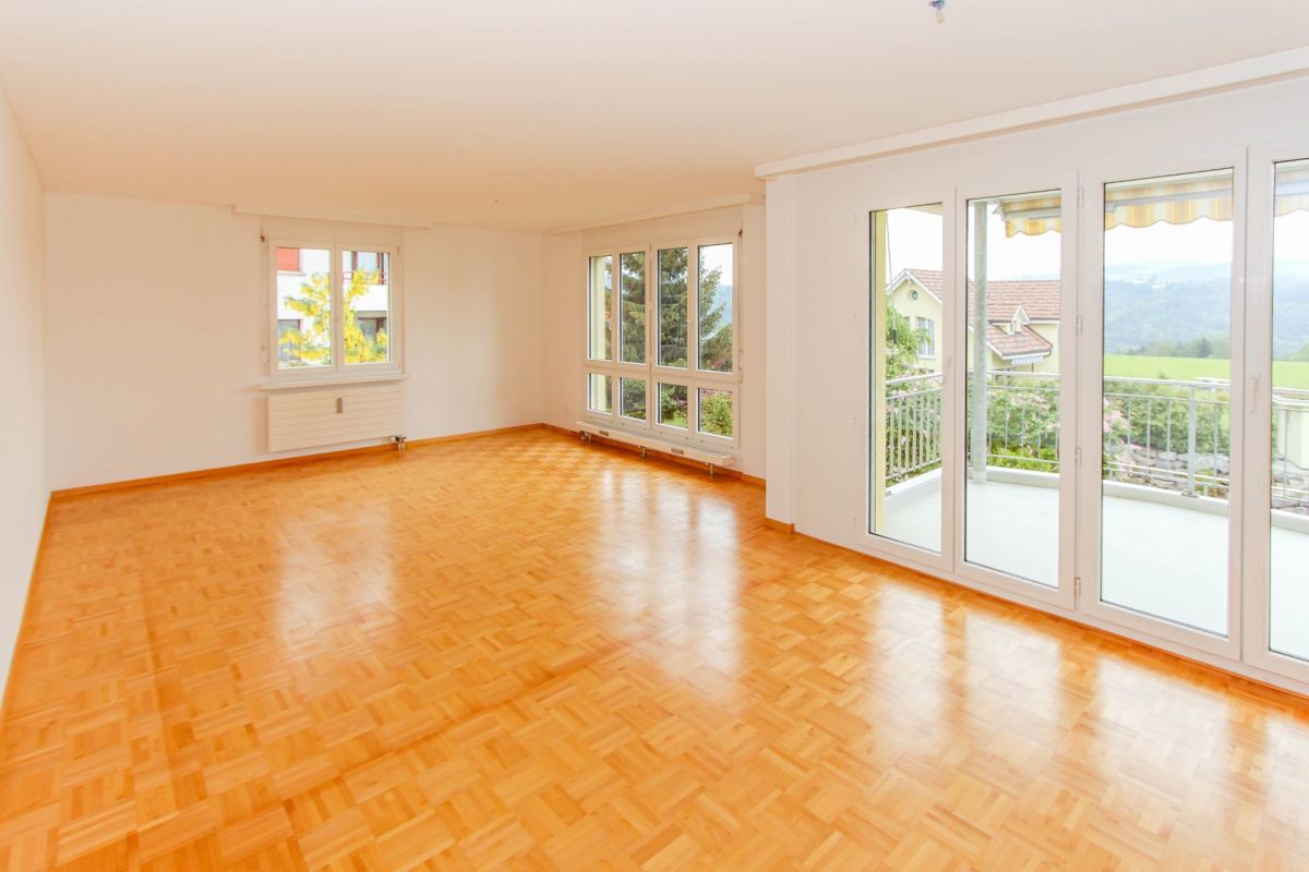Heller leerer Wohnraum mit Balkon