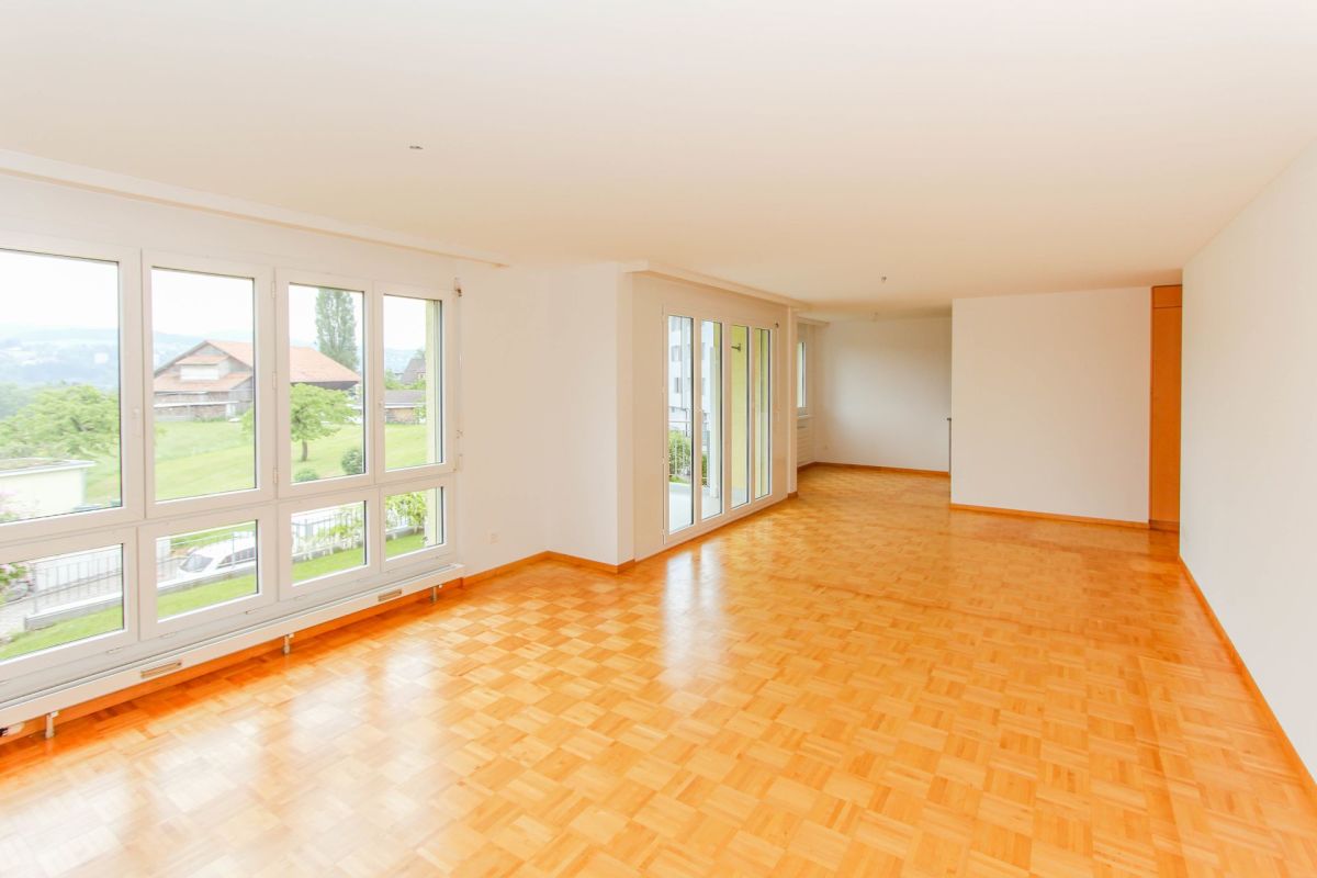 Großer leerer Wohnraum mit Panoramafenstern