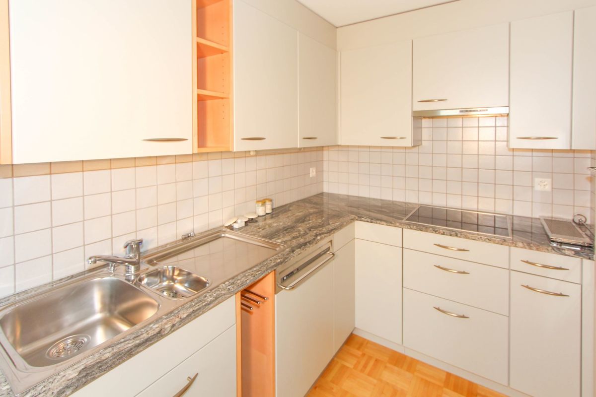 Kompakte Einbauküche mit heller Ausstattung