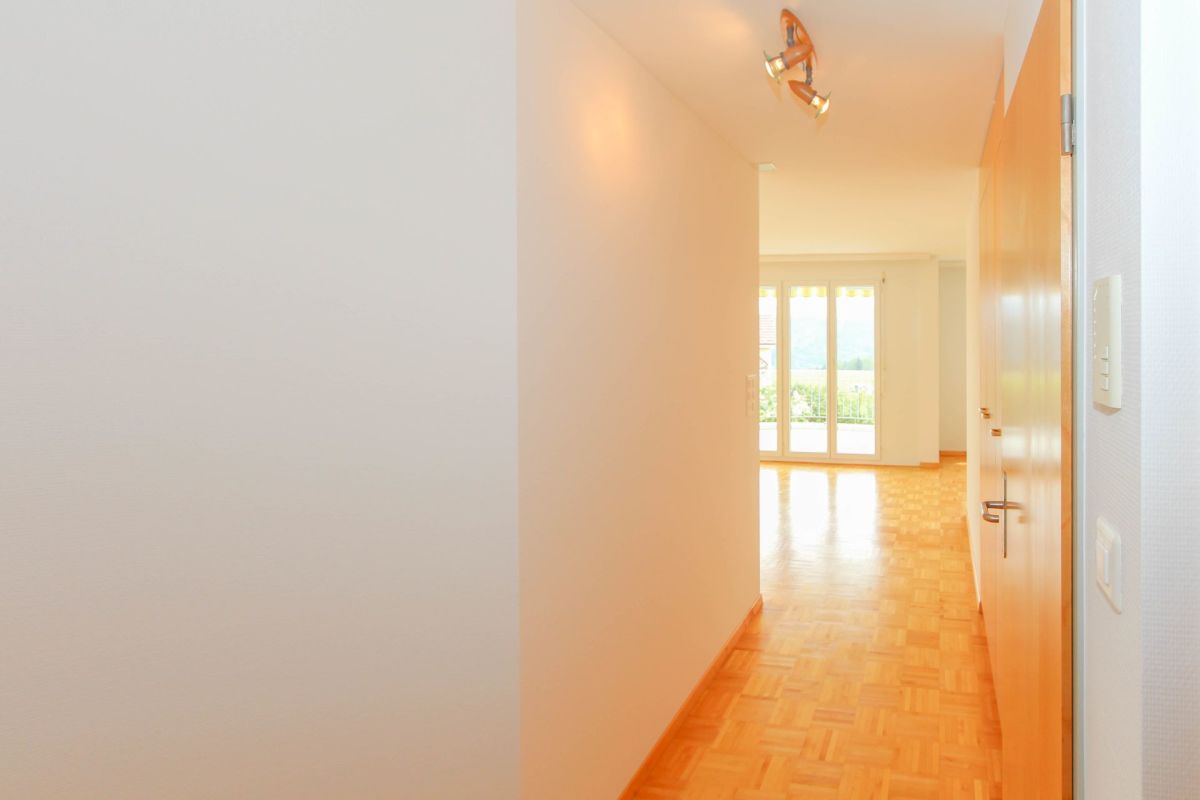 Heller Flur mit Blick in einen Wohnraum