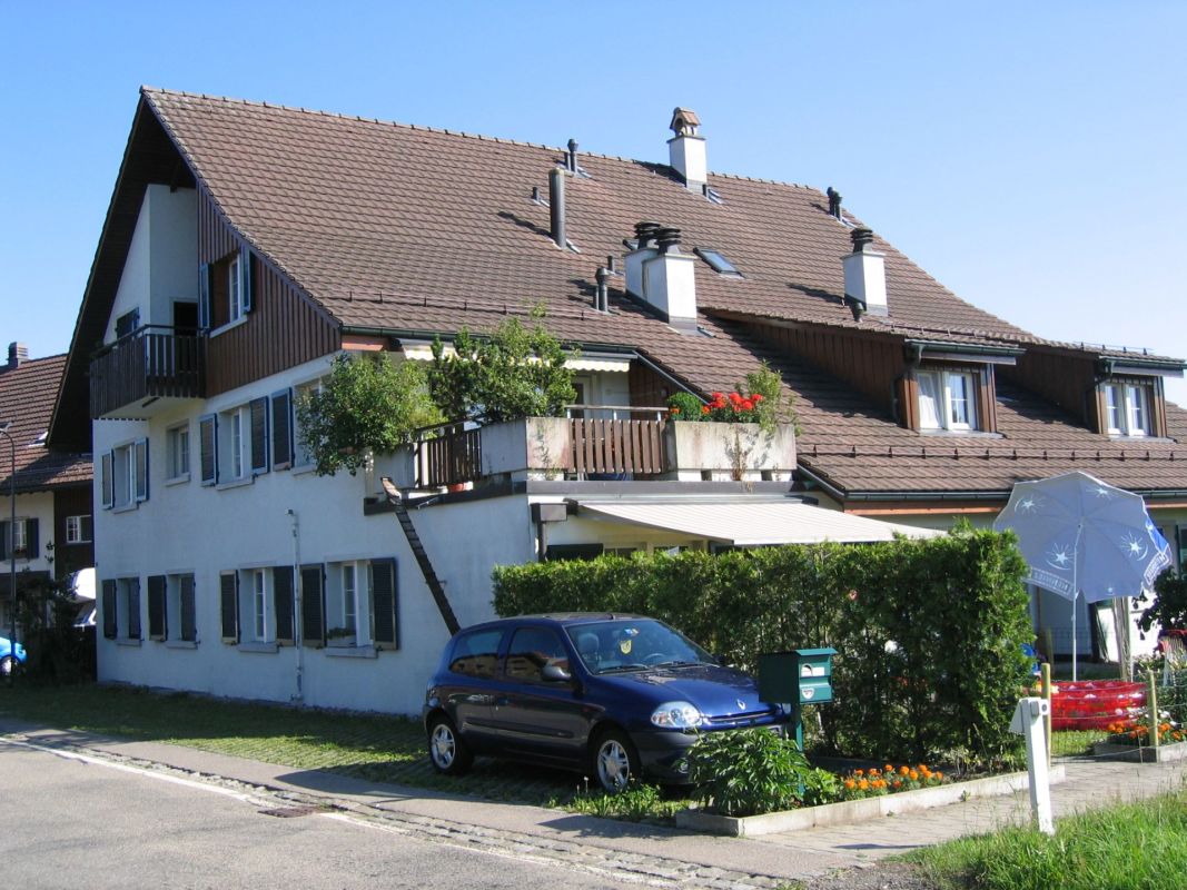 Mehrfamilienhaus mit Satteldach und Balkon