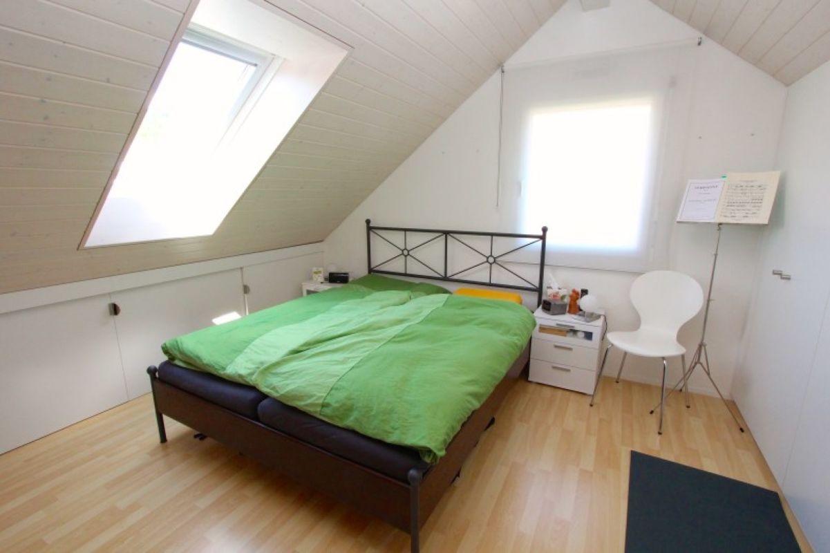 Dachgeschoss-Schlafzimmer mit Dachfenstern