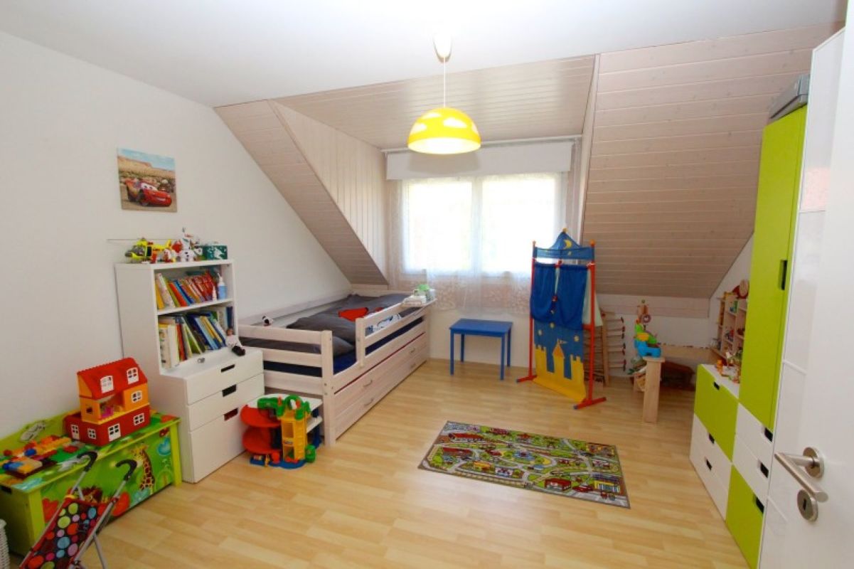 Kinderzimmer mit Dachschrägen