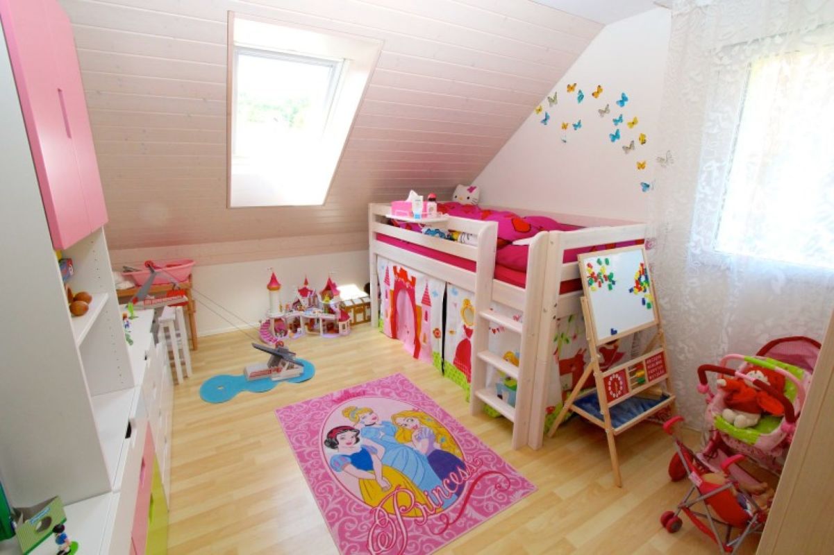 Kinderzimmer unter dem Dach