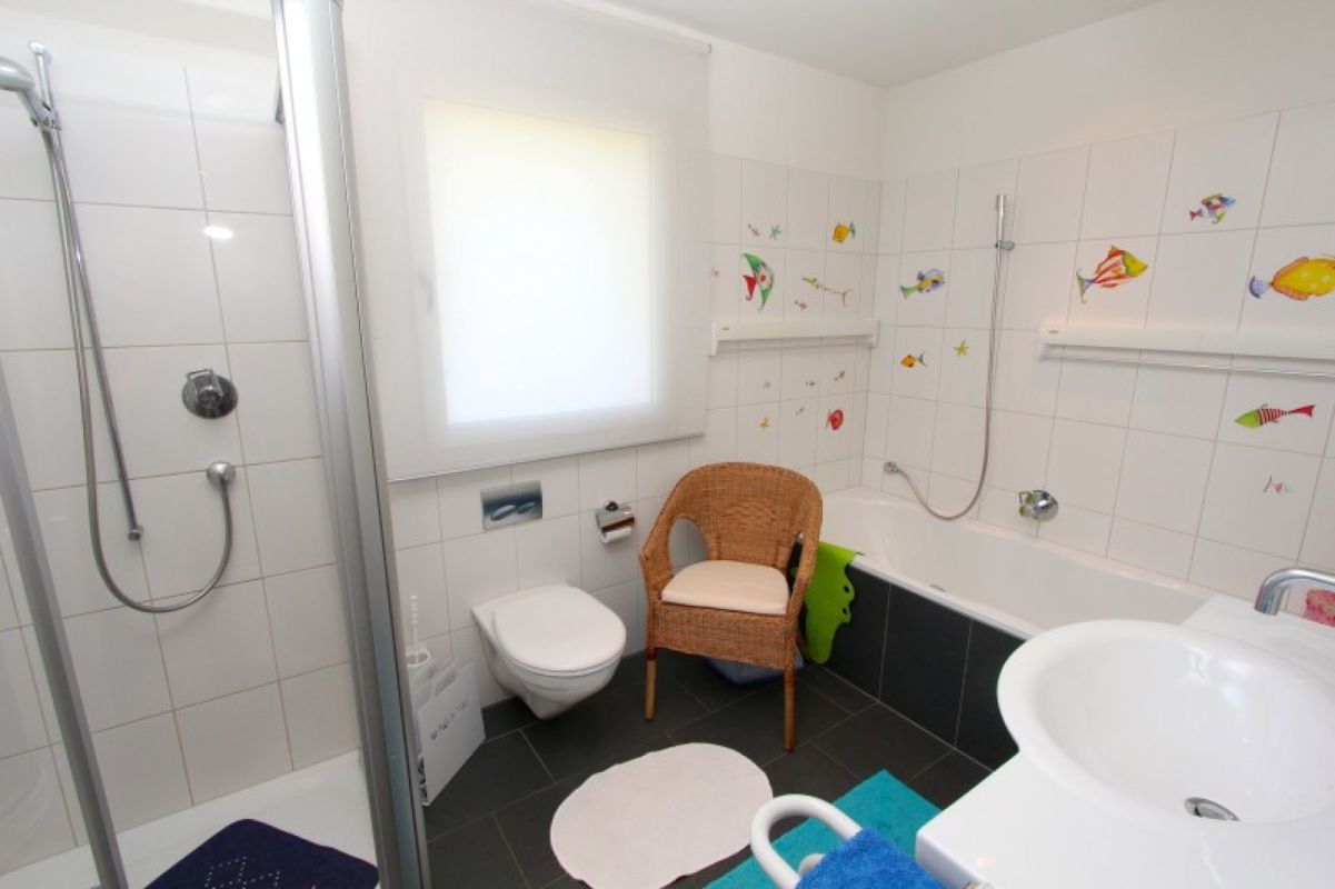Modernes Badezimmer mit Badewanne und Dusche
