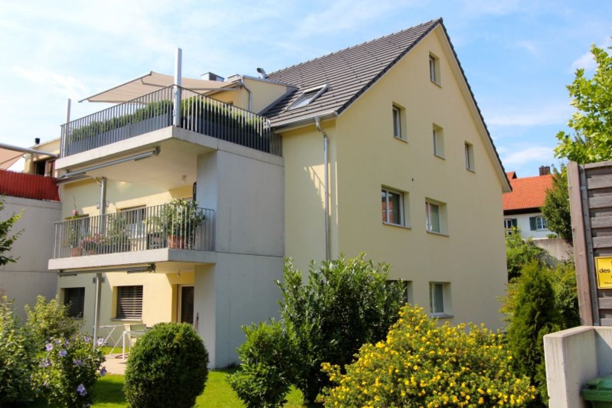 Mehrfamilienhaus mit Balkon und Garten