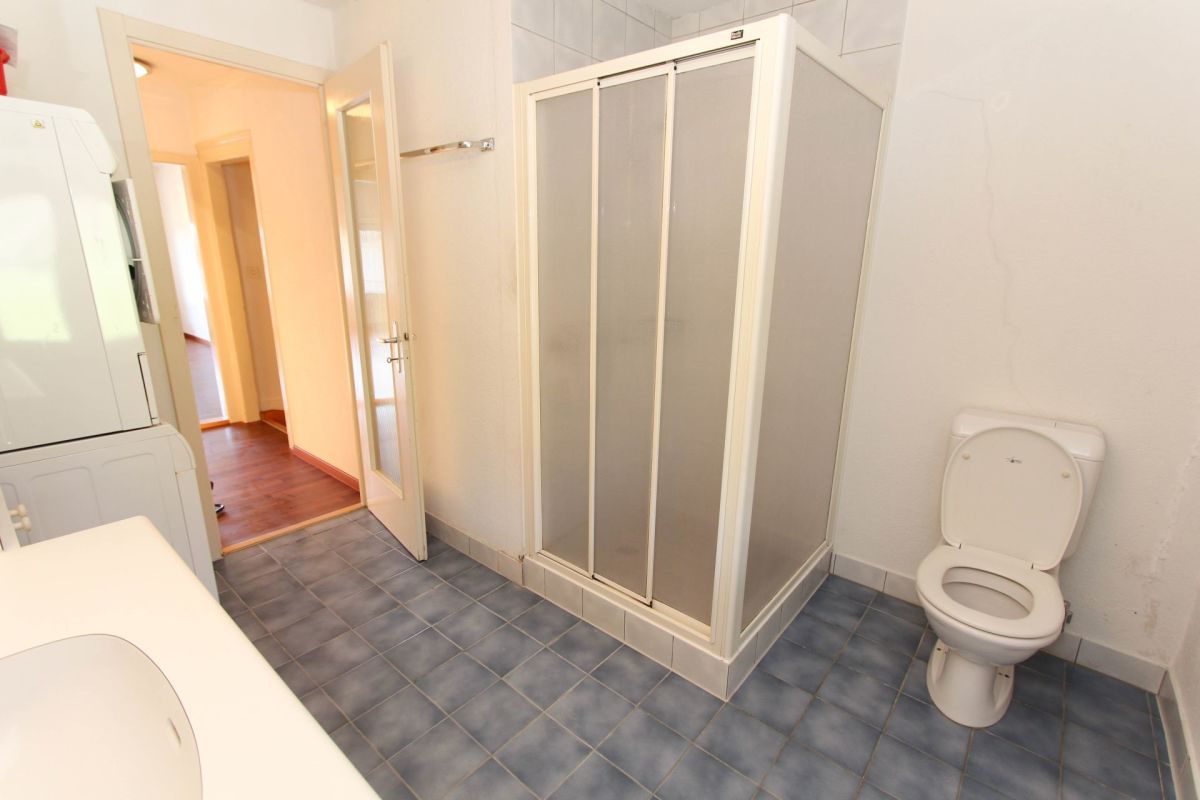 Badezimmer mit Dusche und WC