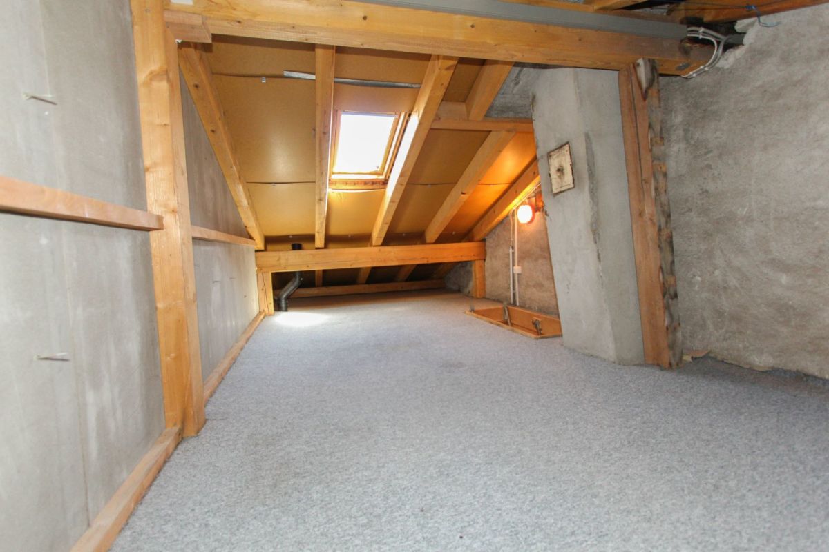 Dachbodenraum mit niedriger Decke