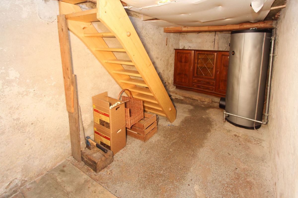 Kellerraum mit Treppe und Technikbereich