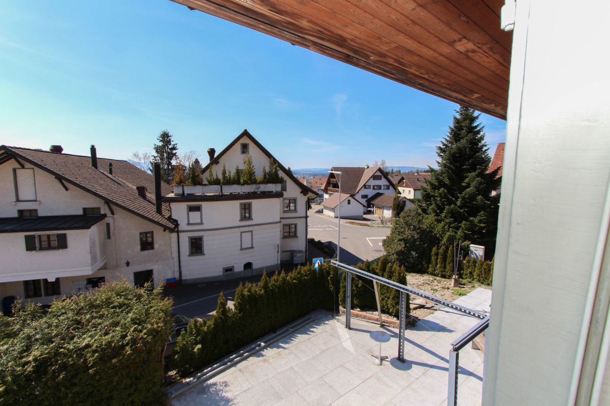Balkonblick über Wohnstraße