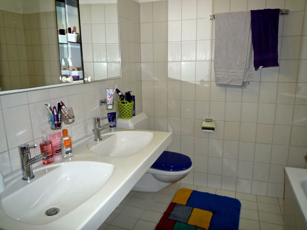 Modernes Badezimmer mit Doppelwaschtisch und WC